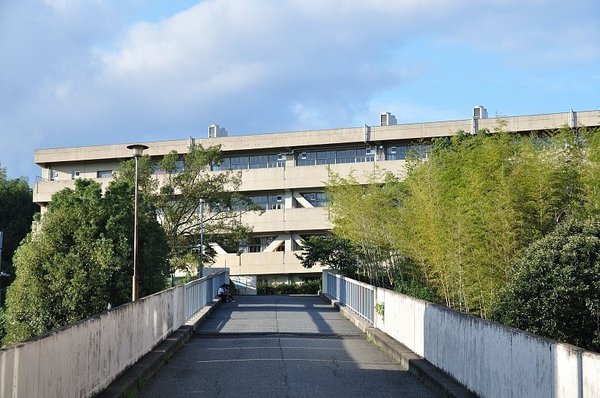 空ビル桃山台・店舗・事務所・熊野３道路幅員13ｍ(吹田市立南千里中学校)