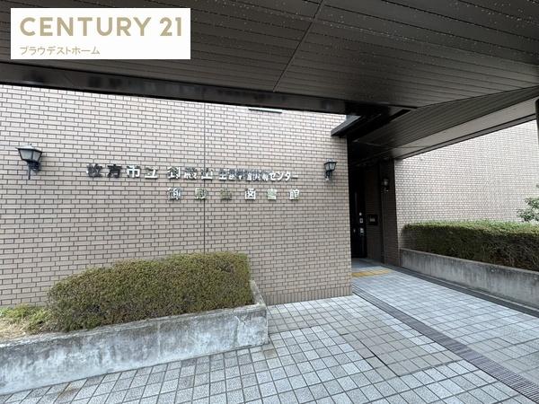 枚方市渚栄町の新築一戸建(枚方市立御殿山図書館)