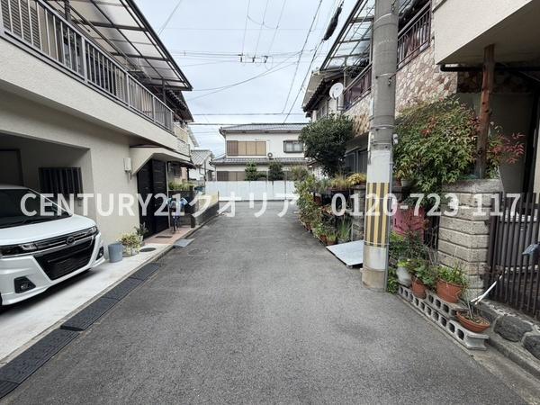 八尾市旭ケ丘1丁目の中古一戸建て(前面道路含む現地写真)