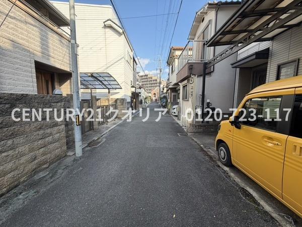 八尾市山本町南7丁目の中古一戸建て(前面道路含む現地写真)