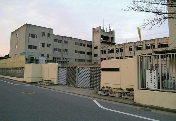 八尾市山本町４丁目の土地(八尾市立東中学校)