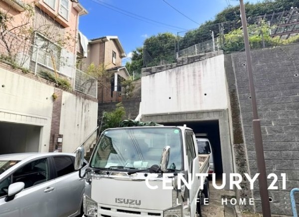 川崎市多摩区栗谷2丁目の中古一戸建て(前面道路含む現地写真)