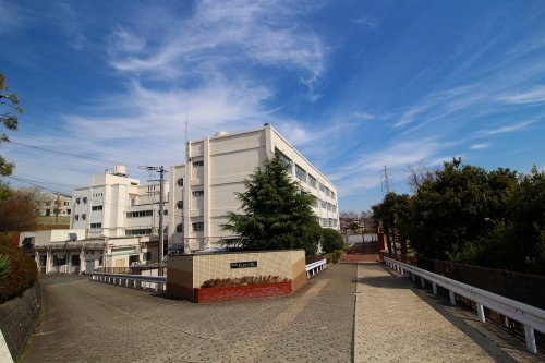 たまプラーザ団地5街区5号棟(横浜市立美しが丘小学校)