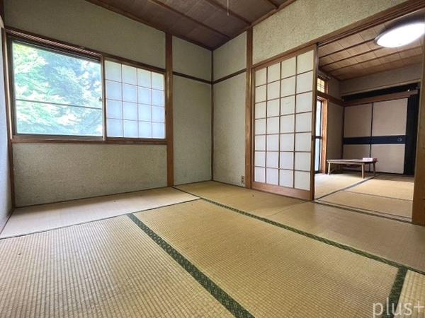 船形の麓に佇む家
