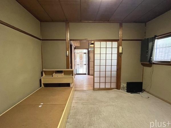 船形の麓に佇む家