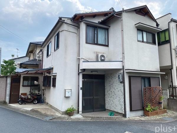 賀茂川のほとりの家