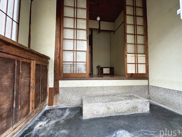 京都市北区紫野十二坊町の中古一戸建て(玄関)