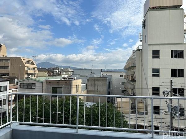 千本通に面する鉄骨のコンパクトビル