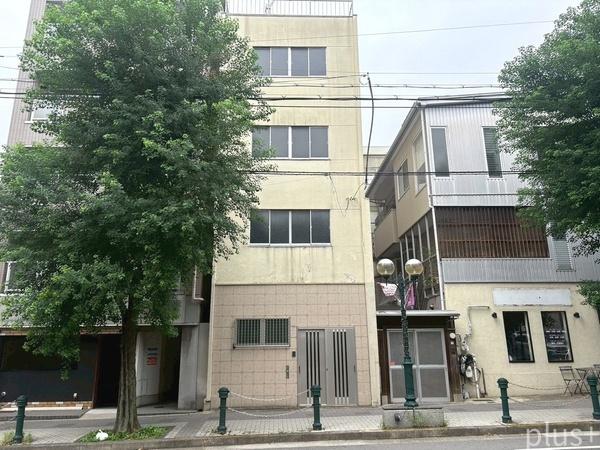 千本通りに面する鉄骨ビル