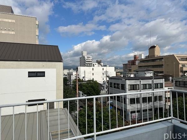 千本通りに面する鉄骨ビル