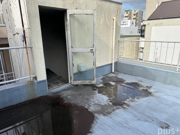 千本通りに面する鉄骨ビル