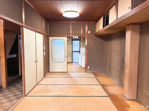 西本願寺南　七条通りに面する鉄骨ビル
