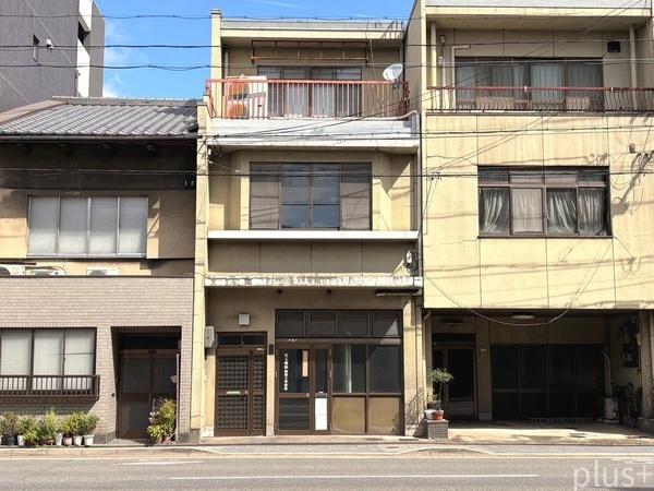 西本願寺南　七条通りに面する鉄骨ビル