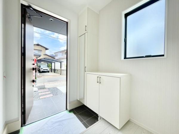 南区花畑3丁目4期 1号棟 全1棟(玄関)