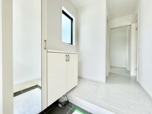 南区花畑3丁目4期 1号棟 全1棟(玄関)