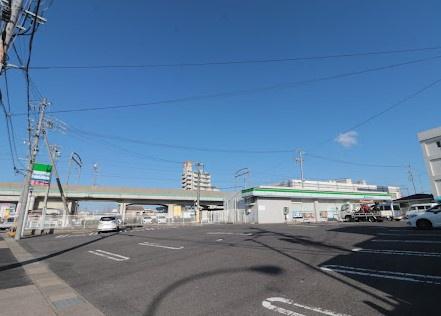 ライオンズマンション左京山第参(ファミリーマート大高緑地公園店)