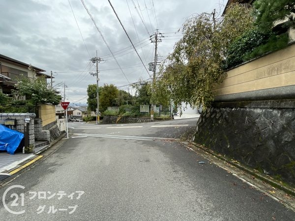 向日市物集女町北ノ口の中古一戸建て(前面道路含む現地写真)