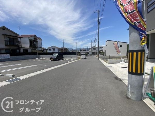 京都市伏見区久我本町の中古一戸建て(前面道路含む現地写真)