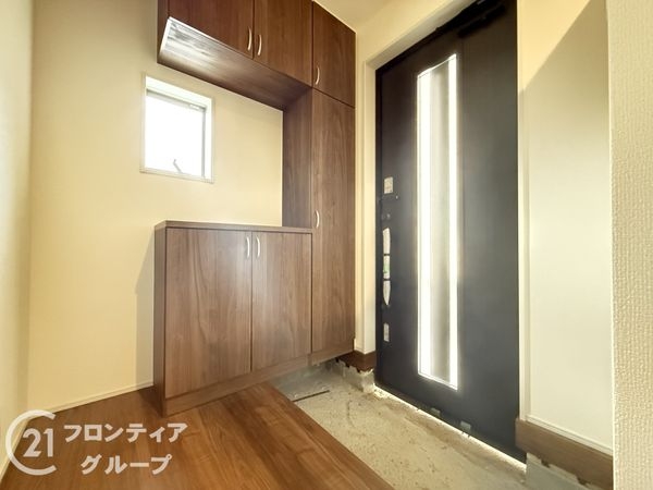 京都市伏見区深草願成町 新築一戸建て 2号棟(玄関)