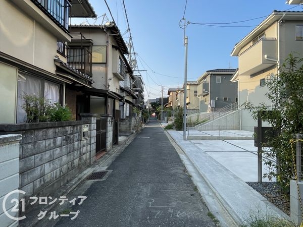 京都市伏見区深草願成町 新築一戸建て 2号棟(前面道路含む現地写真)