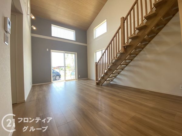 京都市伏見区羽束師古川町の中古一戸建て(リビング)