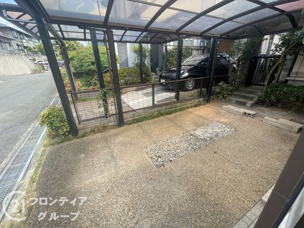 枚方市北山1丁目の中古一戸建て(駐車場)