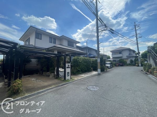 枚方市北山1丁目の中古一戸建て(前面道路含む現地写真)