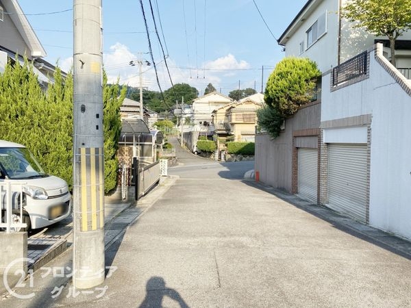 宇治市木幡平尾の中古一戸建て(前面道路含む現地写真)