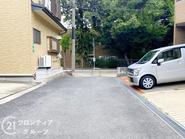 宇治市伊勢田町若林の中古一戸建て(前面道路含む現地写真)