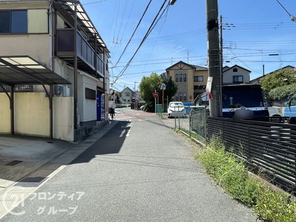 京田辺市大住責谷の中古一戸建て(前面道路含む現地写真)