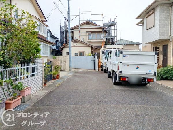 大津市本堅田3丁目の中古一戸建て(前面道路含む現地写真)