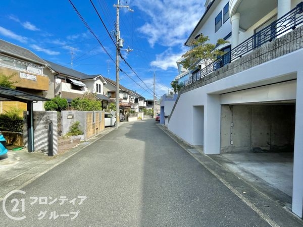 宇治市広野町宮谷の中古一戸建て(前面道路含む現地写真)