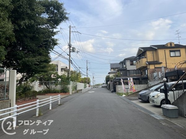八幡市男山松里の中古一戸建て(前面道路含む現地写真)