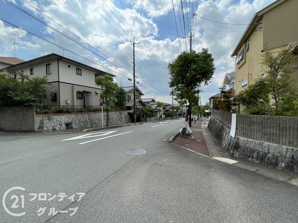 城陽市寺田深谷の中古一戸建て(前面道路含む現地写真)