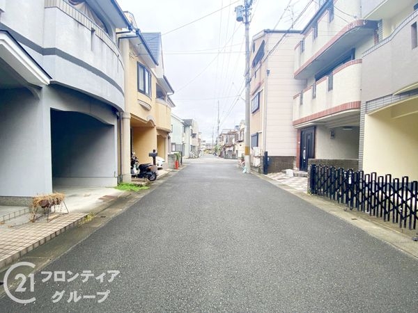 宇治市小倉町堀池の中古一戸建て(前面道路含む現地写真)