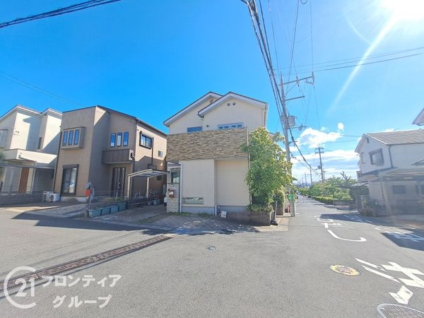 宇治市広野町尖山の中古一戸建て(前面道路含む現地写真)