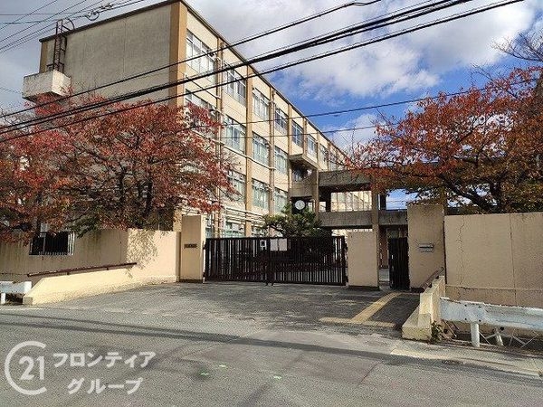 京都市伏見区羽束師鴨川町の中古一戸建て(京都市立神川中学校)