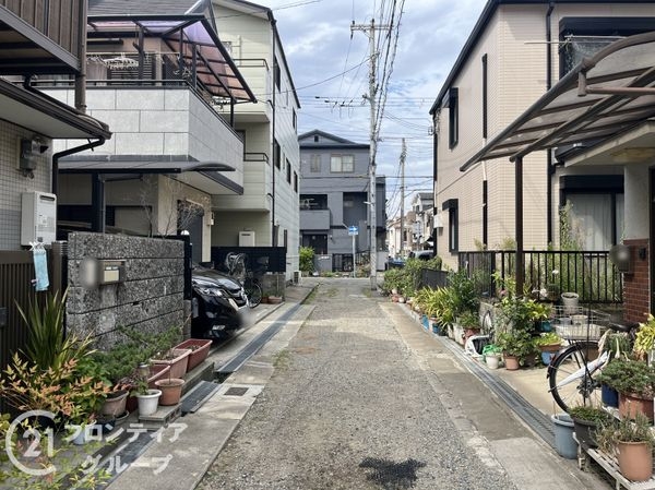 尼崎市東難波町4丁目の中古一戸建て(前面道路含む現地写真)