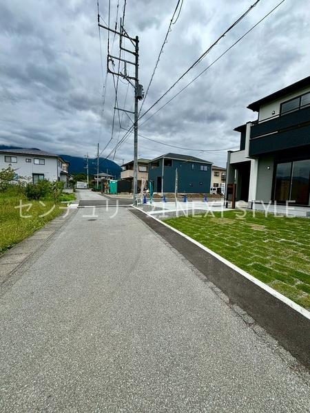 南アルプス市下宮地の新築一戸建(前面道路含む現地写真)