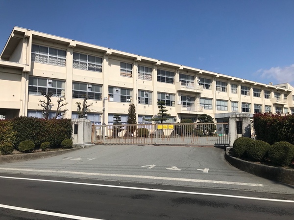 笛吹市石和町小石和の中古一戸建て(笛吹市立石和中学校)