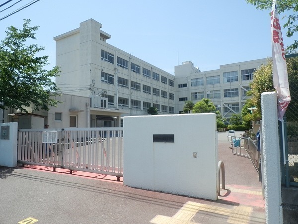 高槻市郡家新町の新築一戸建(高槻市立郡家小学校)