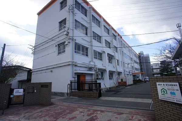 高槻市藤の里町の新築一戸建(高槻市立第六中学校)