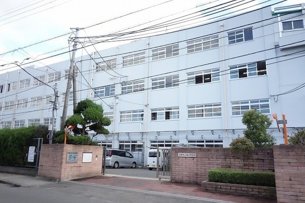 高槻市栄町２丁目の中古一戸建て(高槻市立第三中学校)