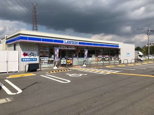 さんくれーる高槻二棟(ローソン高槻川添一丁目店)