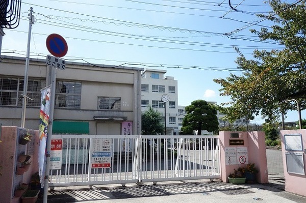 翠ヶ丘団地2号棟(高槻市立赤大路小学校)