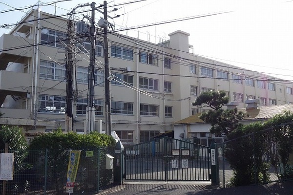 高槻市日吉台六番町の新築一戸建(高槻市立日吉台小学校)
