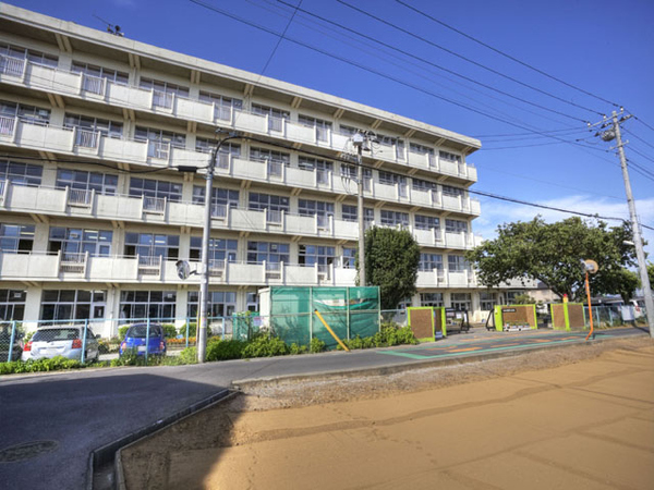 松戸市六実３丁目の中古一戸建て(松戸市立六実第二小学校)