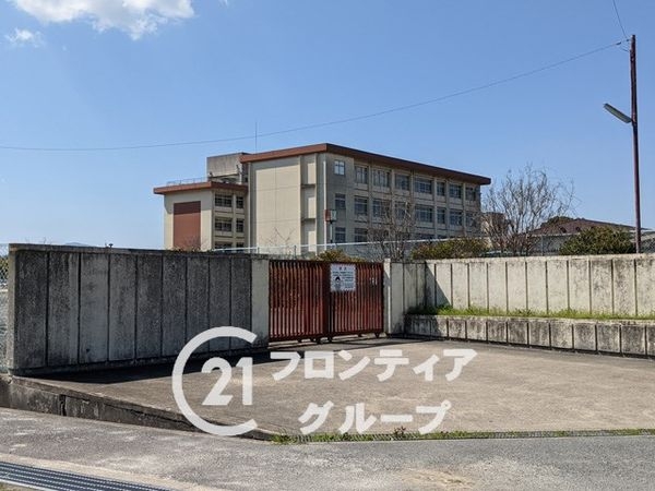 生駒郡斑鳩町目安４丁目の中古一戸建て(中学校)