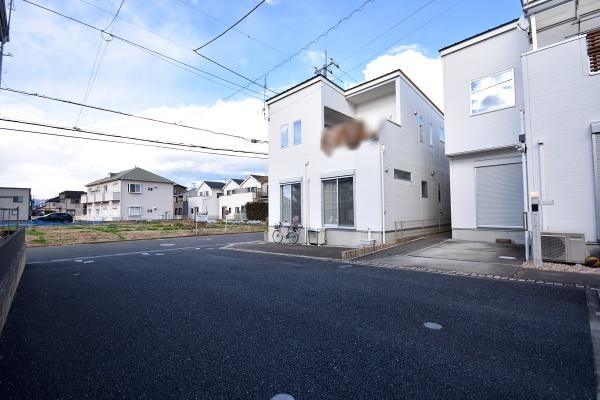 鶴ヶ島市脚折町3丁目の中古一戸建て(前面道路含む現地写真)