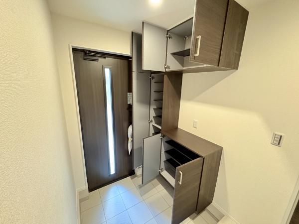 小牧市間々原新田1号棟(玄関)